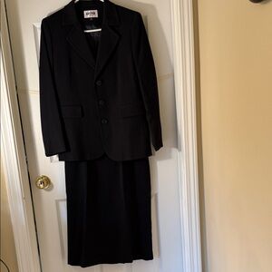Kasper 2-pc Skirt Blazer Suit Set. Black Professional suit. Size 4P.